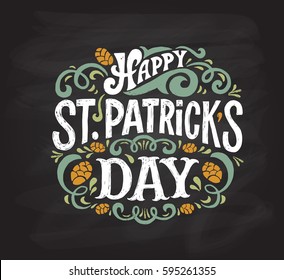 Imagen vectorial del logotipo de Feliz Día de San Patricio. Dibujo manual del diseño de la celebración irlandesa. Icono de tipografía con letras del festival de cerveza. Señal de tipografía dibujada a mano con flores en la pizarra