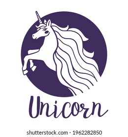 Ilustración vectorial de la cabeza de unicornio hermoso con cuerno y mané sobre fondo de color blanco con unicornio de palabra