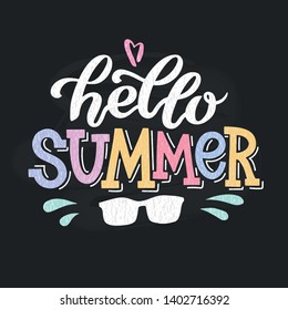Ilustración vectorial de texto de hola verano para pegatinas, tarjetas, para cualquier tipo de obras de arte, Anuncio de verano y póster. Caligrafía dibujada a mano, letras, tipografía para eventos de verano.