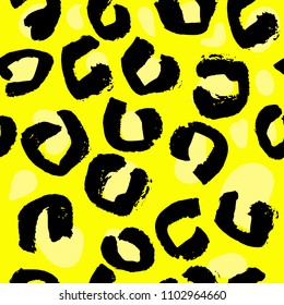 Vector illustration leopard print seamless pattern. Yellow hand drawn background.