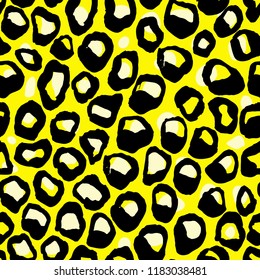 Vector illustration leopard print seamless pattern. Yellow hand drawn background.