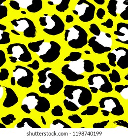 Vector illustration leopard print seamless pattern. Yellow hand drawn background.