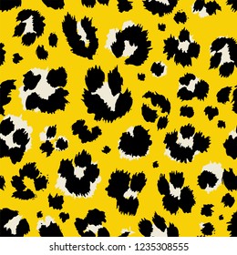 Vector illustration leopard print seamless pattern. Yellow hand drawn background.