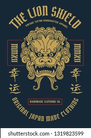 Ilustración vectorial del emblema del escudo del león con las palabras tradicionales kanji japonesas significa suerte