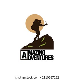 Ilustración vectorial de la silueta de los hombres con el poste de trekking do aventura de viaje por la roca de montaña aislada en fondo blanco adecuado para el producto del logotipo del equipo al aire libre