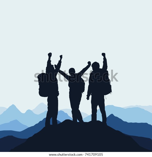 山の頂上に3人の登山者の写実的なシルエットを持つ 青い空の下に霧をかけた勝利のジェスチャーを持つ山の風景のベクターイラスト のベクター画像素材 ロイヤリティフリー