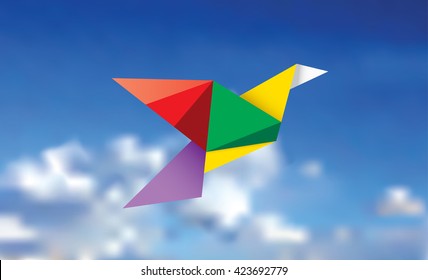ilustración vectorial del pájaro de papel multicolor en el cielo nublado