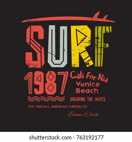 Ilustración vectorial sobre el tema del surf y el surf en California, playa de Venecia.  Diseño de época.  Tipografía deportiva numérica, gráficos para camisetas, impresión, afiche, pancarta, volante, postal
