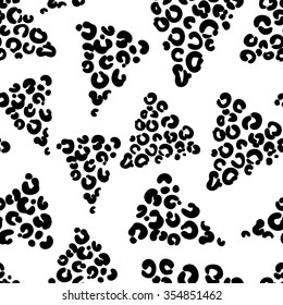 vector illustration, pattern, seamless Wallpaper with triangles in the style of leopard print