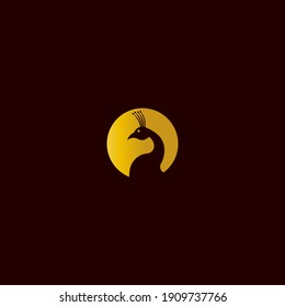 ilustración vectorial de la cabeza de pavo real en un círculo de color dorado para iconos, símbolos y logos. logo simple de pavo real. logotipo de pavo real plano