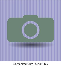 Vektorgrafik von Fotokamera oder Symbol auf Grau auf violettem Hintergrund
