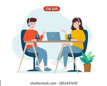 Ilustración del vector: concepto de podcast. Podcasters hombres y mujeres con audífonos hablando en un micrófono mientras graban un podcast.