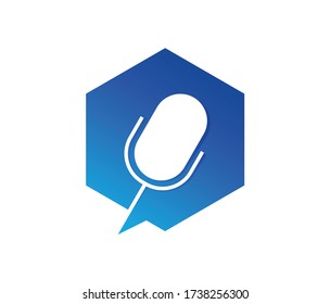 Ilustración vectorial del micrófono podcast y símbolo de charla de burbujas a la sombra del color azul 