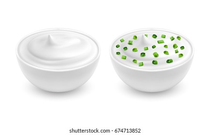 Dibujo vectorial de un tazón blanco de estilo realista con crema agria, yogur, salsa, mayonesa con cebollas verdes rebanadas, aisladas en blanco. Imprimir, plantilla, elemento de diseño