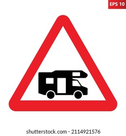 Vektorgrafik des roten Dreieckszeichens mit Camper-Symbol innen. Vorsicht Wohnwagen Wohnmobil Parksymbol. Auto Caravan Campingplatz Straßenwarnzeichen. 