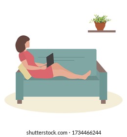 Ilustración vectorial El trabajo remoto de Chica, hablando en chat, ve una película en una laptop. Coronavirus Quarantine COVID-19 Entretenimiento en casa concepto de estudio independiente. Diseño para web, impresión