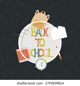 Ilustración vectorial con la mochila escolar, libros, lápices, anteojos, reloj despertador y lugar de texto. Plantilla para banner, artículo, tarjeta, volante, publicación de promoción en medios sociales o correo postal, afiche. 
