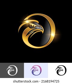 Un conjunto de ilustraciones vectoriales de la letra O inicial del monograma águila dorada en fondo negro con efecto de brillo dorado
