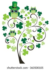 ilustración vectorial de un árbol de shamrock con búhos