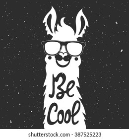 Ilustración vectorial con elegante animal de llama con gafas de sol. Sé genial - cita con letras. Cartel de tipografía de inspiración con texto, diseño de tarjeta de saludo, impresión de camisetas de estilo dibujado a mano