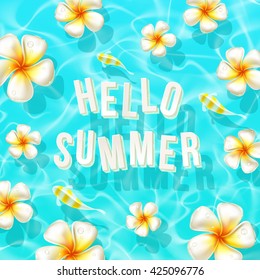Vektorgrafik der Sommerferien. Exotische Blumen und Grußbriefe, die im flachen Wasser eines tropischen Meeres schwimmen. Design für Grußkarte, Poster oder Einladung.