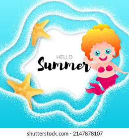 Vektorgrafik. Text Hallo Sommer. Rotkopfnebel Lächeln Cartoon Meerjungfrau mit rosafarbenem Schwanz. Wavy Blue Sea. Gelbe Sternfische. Helles Banner Design.