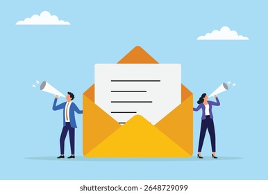 Ilustração vetorial de dois empresários anunciando informações importantes por meio de megafones ao lado de um grande envelope aberto, simbolizando comunicação, mensagens e fornecimento de informações
