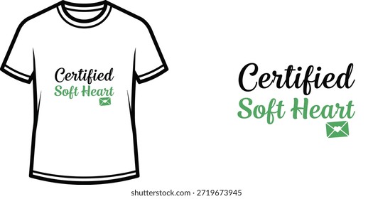 Uma ilustração vetorial de um design de camiseta tipográfica com o slogan sincero "Certified Soft Heart". O design usa uma combinação de fontes de script em preto e verde com um simples ícone de envelope, perfeito para mercadorias e roupas.