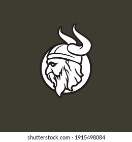 Ilustración vectorial de Viking with Helmet, 
Armor en el fondo blanco. Ilustración dibujada a mano 
para el afiche de la etiqueta del logotipo de deportes de mascota 
estampación de camisetas con parche de emblema. Logotipo del vector