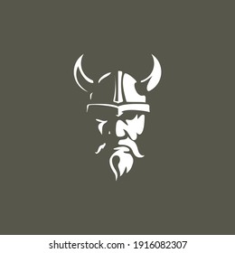 Ilustración vectorial de Viking with Helmet, 
Armor en el fondo blanco. Ilustración dibujada a mano 
para el afiche de la etiqueta del logotipo de deportes de mascota 
estampación de camisetas con parche de emblema. Logotipo del vector
