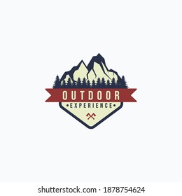 Ilustración vectorial de la montaña vintage y del bosque de pinos bueno para la aventura y la actividad al aire libre insignia, pegatina, emblema y diseño de logotipo