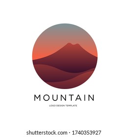 Diseño de la naturaleza del logotipo de montaña de la ilustración del volcán
