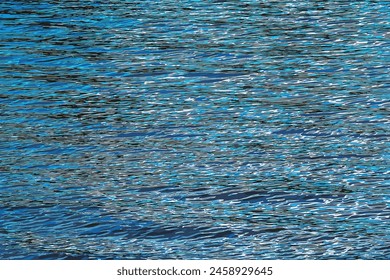 Ilustración vectorial de fondo de textura ondulada de agua. Superficie de agua ondulada durante la puesta del sol, luz dorada reflejada en el agua.
