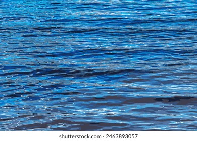 Ilustración vectorial de fondo de textura ondulada de agua. Superficie de agua ondulada durante la puesta del sol, luz dorada reflejada en el agua.
