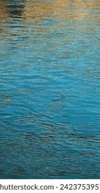 Ilustración vectorial de la textura superficial del río Salzach. Vectical 9 por 16
