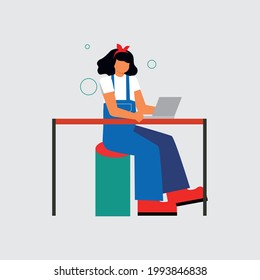 Ilustración vectorial con mujer frente a un ordenador portátil. Caricatura.