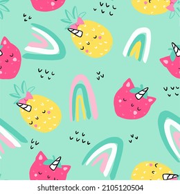 ilustración vectorial.Gráficos dibujados a mano. Ánimo de verano. Piña de fruta dulce y fresa. El fondo es impecable. Patrón. Cute unicornio cuernos sobre fresa y piña. Arcoiris. Se puede usar como un pri