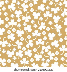 Vector illustrations of St. Patrick's day clovers pattern seamless on gold background