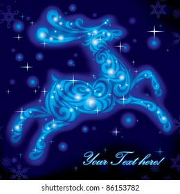 Imagen vectorial de la tarjeta de felicitación de navidad con un lujoso ciervo de hadas decorativo saltando sobre el cielo estrellado azul