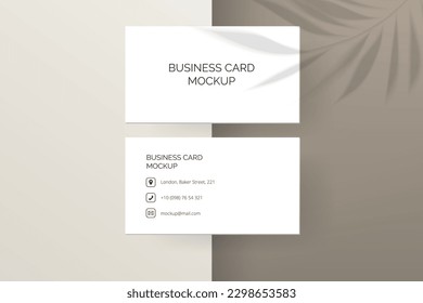 Das Vektorbild verfügt über eine Visitenkarte mit realistischer Textur und Schatten auf beigem Hintergrund mit Blätterschatten. Verwenden Sie sie als Vorlage für Branding, Corporate Identity oder Briefbogendesign. 
