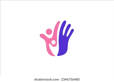 Imagen vectorial del logo de una mano con una familia feliz dentro