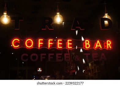 Imagen vectorial del suspiro del neón con la barra de café de texto. Luces de neom en la noche.