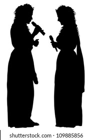 Imagen vectorial de jóvenes cantantes con micrófonos