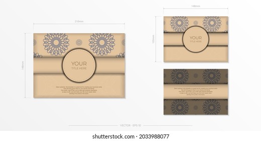 Tarjeta de invitación vectorial con lugar para el texto y patrones abstractos. Diseño listo para imprimir de una postal en color beige con patrones de mandala.