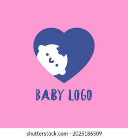 Vector aisló un lindo logo con un bebé sonriendo en el corazón violeta con fondo rosado. Logotipo encantador para una tienda infantil o medicina reproductiva. Ilustración de tarjeta de saludo de niño feliz.