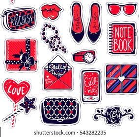 Kit vectorial de parches contemporáneos: tacones altos, caja de regalo, teléfono, corazones, tarjeta, bolso, libreta de notas, lentes, labios. Juego con elementos de glamour.Cajones para chicas.Accesorios de moda.