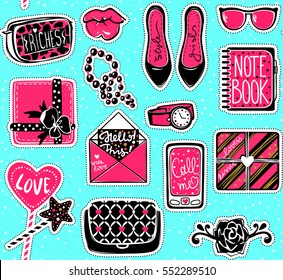 Kit vectorial de parches contemporáneos: tacones altos, caja de regalo, teléfono, corazones, tarjeta, bolso, libreta de notas, lentes, labios. Juego con elementos de glamour.Cajones para chicas.Accesorios de moda.