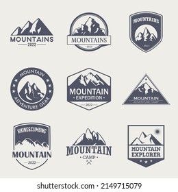 Vektorgrafiken mit handgezeichneten Bergen einzeln. 2022. Illustration für Ski Resort, Wandern, Klettern, Mountain Biking Logo Set. Winterlandschaft zeichnen, Camping Design