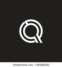 Letra vectorial monograma de arte minimalista en mayúscula QQ. Vector de creativo Maze lineal para Título, Cabecera, Letras, Logotipo. Estilo de arte de la línea laberíntica sobre fondo negro. Diseño moderno.