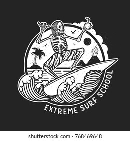 Ilustración con logotipo vectorial con surfista de esqueleto. Emblema de Surfing Vintage para diseño web o impresión. Plantillas de logotipo de surfista. Insignia de surf. Elementos de tabla de surf.